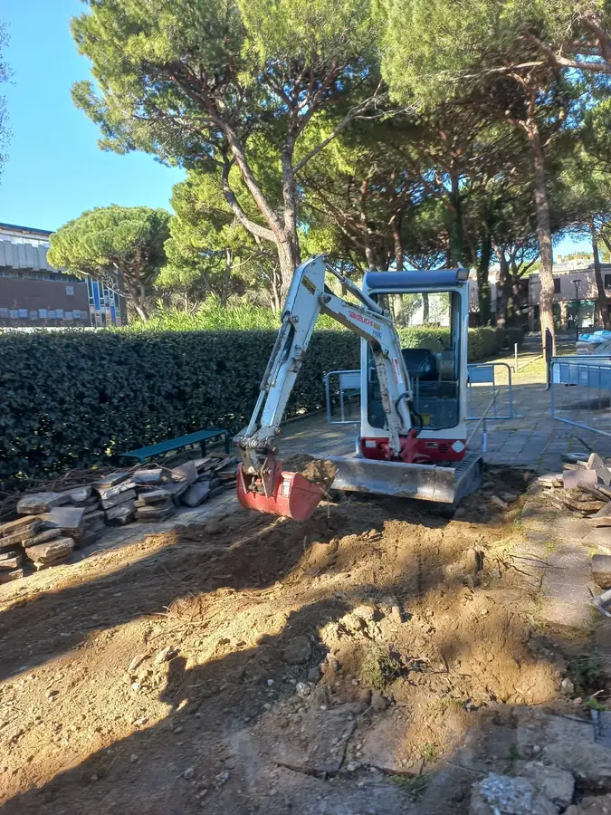 Miniescavatore Emax Costruzioni al lavoro in un cantiere
