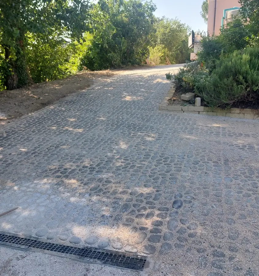 Dopo: vialetto pavimentato in blocchetti con canalina