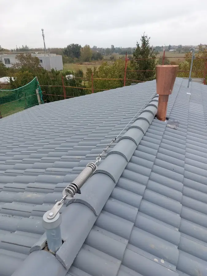 Copertura in tegole con linea vita installata sul colmo